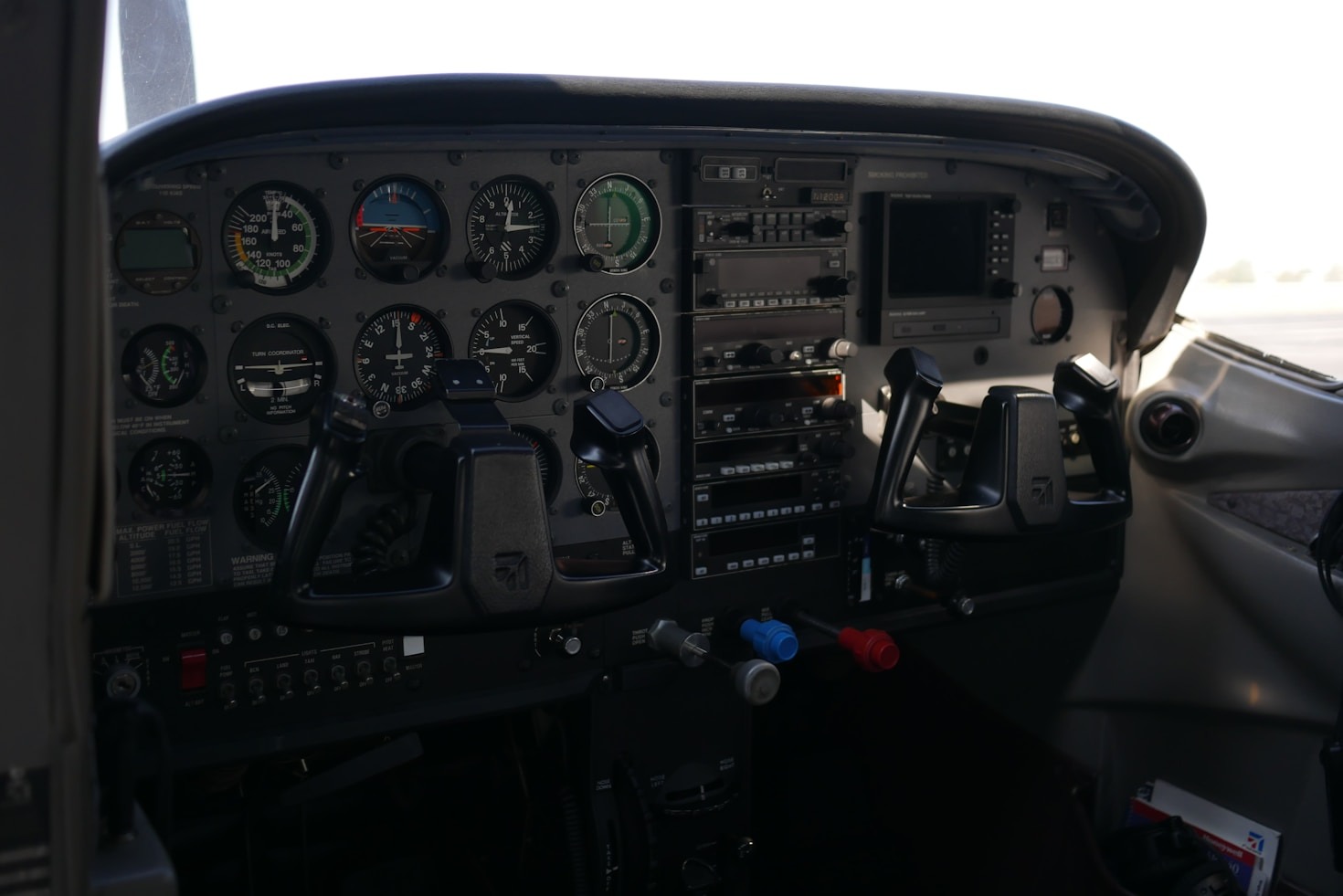 Comparing the Best Aviation Sunglasses for Glare Reduction